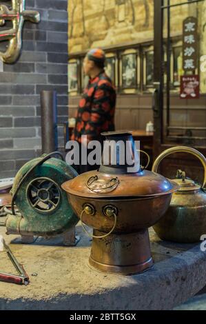 Pechino / Cina - 25 marzo 2015: Hot pot di fronte al ristorante nella vecchia via Qianmen, famosa per i numerosi ristoranti tradizionali a Pechino, CH Foto Stock