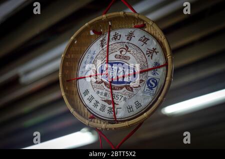 Pechino / Cina - 2 gennaio 2015: Pu'er Bing Cha (torta del tè) è una forma comune di tè pu'er compresso, a forma di torta rotonda e tipicamente del peso di 3 Foto Stock