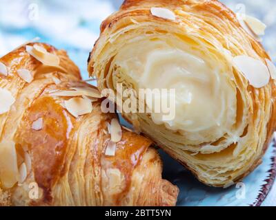 Croissant dorato con crema di crema di crema, primo piano Foto Stock