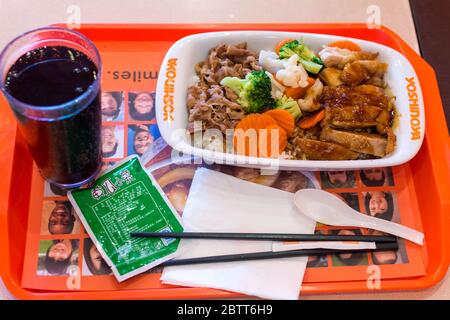 Pechino / Cina - 1 ottobre 2015: Pasto fisso a Yoshinoya, la catena multinazionale giapponese di fast food di gyudon (beef Bowl) ristoranti a Pechino, Cina Foto Stock