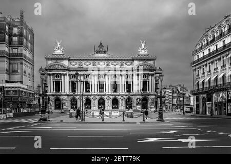 Parigi, Francia - 17 marzo 2020: 1° giorno di contenimento a causa del Covid-19 di fronte all'Opera Garnier a Parigi Foto Stock