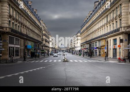 Parigi, Francia - 17 marzo 2020: 1° giorno di contenimento a causa del Covid-19 a Opera Avenue vicino Opera Garnier Foto Stock