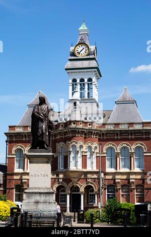 Il centro artistico di Guildhall e la statua di Sir Isaac Newton. St Peters Hill, Grantham, Lincolnshire, Inghilterra. Maggio 2020 Foto Stock