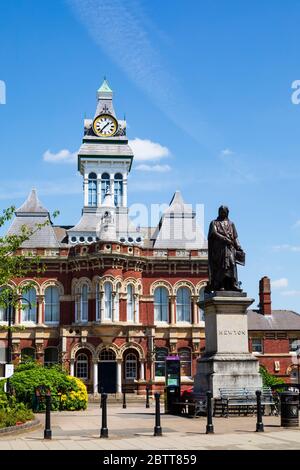 Il centro artistico di Guildhall e la statua di Sir Isaac Newton. St Peters Hill, Grantham, Lincolnshire, Inghilterra. Maggio 2020 Foto Stock