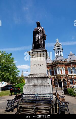 Statua di bronzo di Sir Isaac Newton di fronte al Guildhall Arts Center, St Peters Hill, Grantham, Lincolnshire, Inghilterra Foto Stock