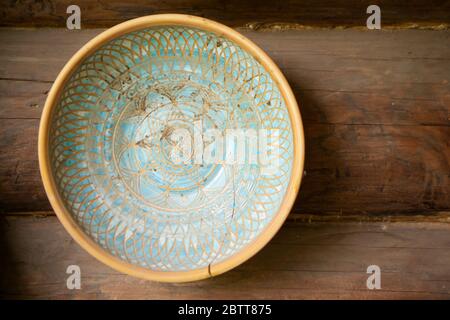 Tipica ciotola di porcellana etnica con motivi floreali e ornamentali. Souvenir tradizionale della Bielorussia. Foto Stock