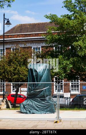 Basamento coperto in attesa di una statua di Margaret Thatcher, Grantham Born, prima donna primo ministro del Regno Unito. Grantham, Lincolnshire Foto Stock