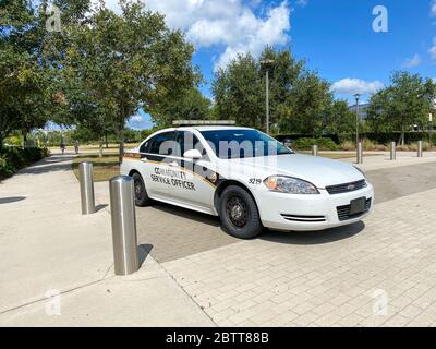 Orlando, FL/USA-5/6/20: Un'auto di pattuglia dell'ufficiale di servizio della Comunità dell'Università della Florida centrale parcheggiata nel campus della Scuola di Medicina dell'UCF a Orlando, F. Foto Stock