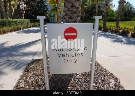 Un cartello di avvertimento che riporta "solo veicoli autorizzati" su una strada vicino a un'università di Orlando, Florida. Foto Stock