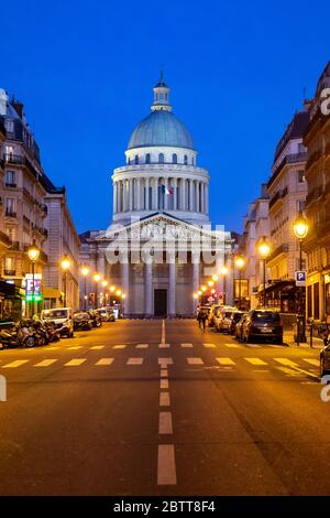 Parigi, Francia - 26 marzo 2020: 10° giorno di blocco a causa del Covid-19 di fronte al Pantheon a Parigi. Le strade sono vuote Foto Stock