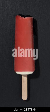 Vista dall'alto del gelato al gusto di melone d'acqua rosso su sfondo di pietra nera Foto Stock