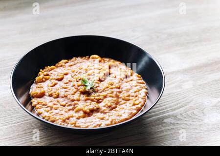 riso tradizionale su un tavolo di legno bianco, concetto sano di cucina casalinga, spazio di copia per il testo Foto Stock