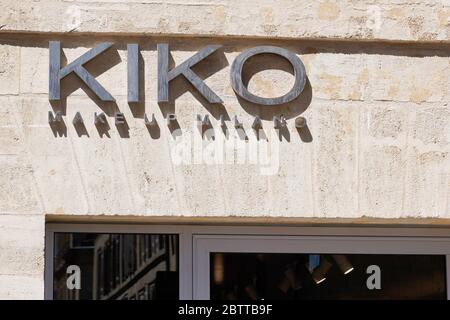 Bordeaux , Aquitaine / France - 05 05 2020 : segno e logo del negozio kiko sul negozio italiano di make up Foto Stock