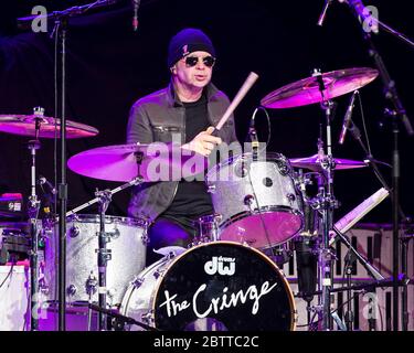 Il batterista Shawn Pelton suona con la cringe al Ryman Auditorium di Nashville, Tennessee. Foto Stock
