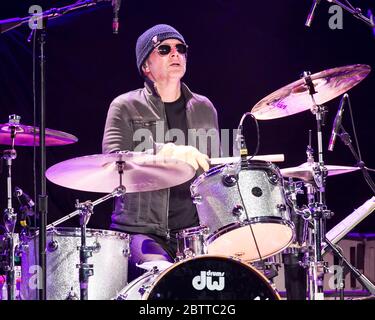 Il batterista Shawn Pelton suona con la cringe al Ryman Auditorium di Nashville, Tennessee. Foto Stock