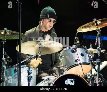 Il batterista Shawn Pelton suona con la cringe al Ryman Auditorium di Nashville, Tennessee. Foto Stock