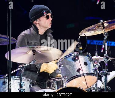 Il batterista Shawn Pelton suona con la cringe al Ryman Auditorium di Nashville, Tennessee. Foto Stock