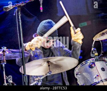 Il batterista Shawn Pelton suona con la cringe al Ryman Auditorium di Nashville, Tennessee. Foto Stock