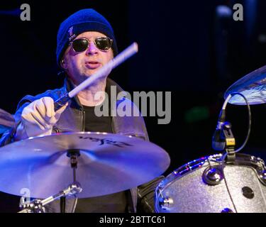 Il batterista Shawn Pelton suona con la cringe al Ryman Auditorium di Nashville, Tennessee. Foto Stock