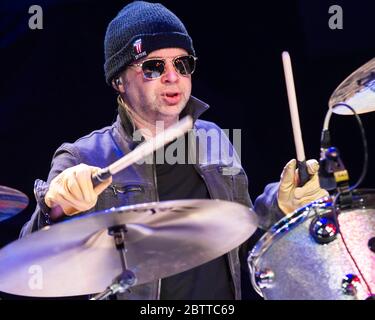 Il batterista Shawn Pelton suona con la cringe al Ryman Auditorium di Nashville, Tennessee. Foto Stock