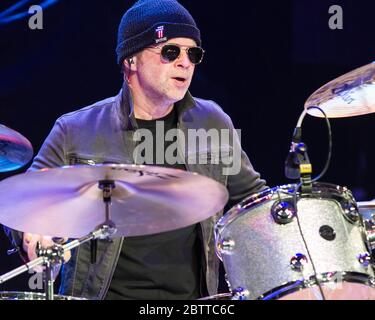 Il batterista Shawn Pelton suona con la cringe al Ryman Auditorium di Nashville, Tennessee. Foto Stock