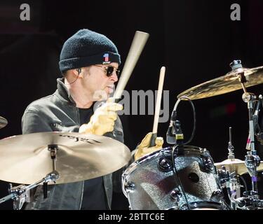Il batterista Shawn Pelton suona con la cringe al Ryman Auditorium di Nashville, Tennessee. Foto Stock