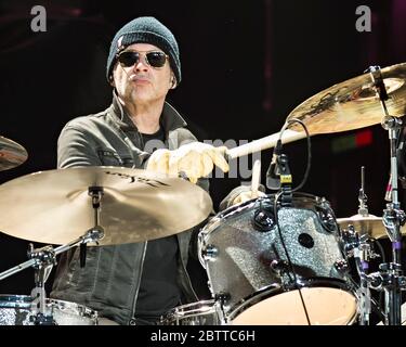 Il batterista Shawn Pelton suona con la cringe al Ryman Auditorium di Nashville, Tennessee. Foto Stock