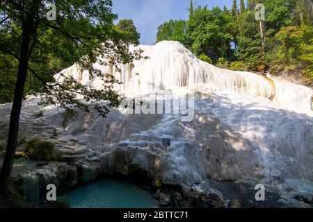 Bagni San Filippo ist ein Ortsteil von Castiglione d'Orcia in der Provinciz Siena, Region Toskana in Italien. Foto Stock