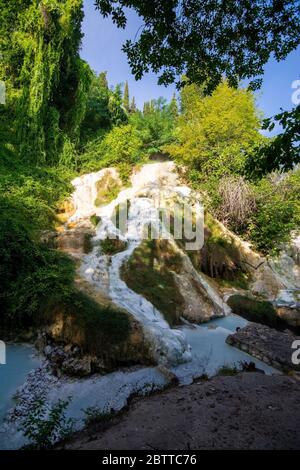 Bagni San Filippo ist ein Ortsteil von Castiglione d'Orcia in der Provinciz Siena, Region Toskana in Italien. Foto Stock