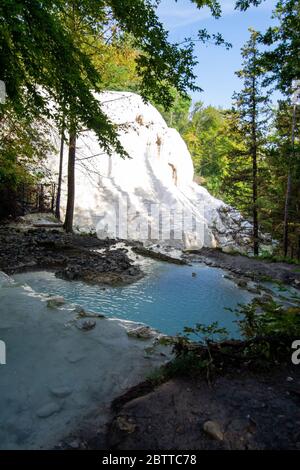 Bagni San Filippo ist ein Ortsteil von Castiglione d'Orcia in der Provinciz Siena, Region Toskana in Italien. Foto Stock