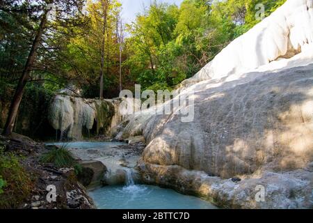 Bagni San Filippo ist ein Ortsteil von Castiglione d'Orcia in der Provinciz Siena, Region Toskana in Italien. Foto Stock