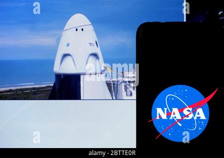 India. 28 Maggio 2020. In questa illustrazione fotografica un logo della NASA visualizzato su uno smartphone.la NASA e Spacex hanno posticipato il loro tentativo di pranzo del volo di prova Demo-2 alla Stazione spaziale Internazionale a causa delle cattive condizioni meteorologiche e faranno un nuovo tentativo sabato prossimo. Credit: Avishek Das/SOPA Images/ZUMA Wire/Alamy Live News Foto Stock