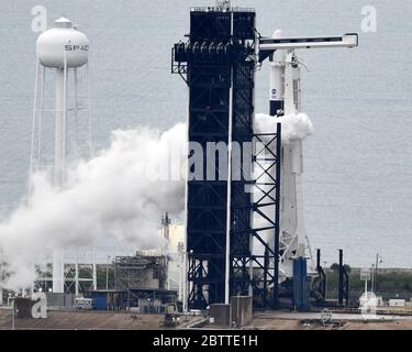 Kennedy Space Center, Stati Uniti. 27 maggio 2020. Un razzo SpaceX Falcon 9 sfiata il carburante subito dopo che i manager della NASA e SpaceX hanno chiamato un 'hold' al tentativo di lancio di oggi dal complesso 39A al Kennedy Space Center, Florida, mercoledì 27 maggio 2020. Le tempeste nella zona hanno causato il ritardo. SpaceX e NASA tenteranno un altro tentativo sabato 30 maggio. Foto di Joe Marino/UPI Credit: UPI/Alamy Live News Foto Stock