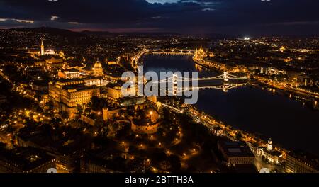 Vista panoramica di Budapest, Ungheria in Europa. Ponte delle catene, collina del castello, Danubio al tramonto. Foto Stock