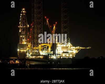 Sheerness, Kent, Regno Unito. 27 maggio 2020. Il carro di perforazione per la perforazione di petrolio/gas Prospector 1 è illuminato di notte a Sheerness, Kent. Il carro gigante, parte della flotta di perforazione di Borr, viene immagazzinato nel porto di Sheerness per 6 mesi a causa della mancanza di lavoro e dell'incertezza nell'industria offshore causata da Covid-19. Credit: James Bell/Alamy Live News Foto Stock