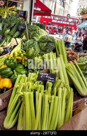 MERCATO DI BOROUGH SEDANO SPAGNA con Valley Farm Shop stalla con agricoltori attraente rustico foglia verde cavolo cavoli mostra verdure, Londra rosso autobus e taxi in background, Southwark Londra UK Foto Stock