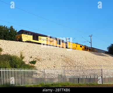 Il treno per l'ispezione delle apparecchiature della linea aerea della rete ferroviaria passa a Northampton, guidato dalla locomotiva diesel Colas Rail Classe 67 67023 Foto Stock