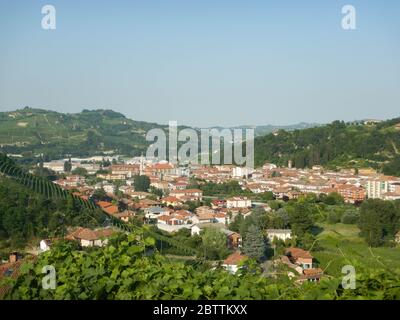 Un paesaggio urbano di un villaggio delle Langhe: Santo Stefano Belbo, Piemonte - Italia Foto Stock