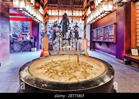 Osaka, Giappone - 26 Dic 2019: All'interno del tempio Taiyū-ji con statue buddiste ciotola di sabbia per candele. Foto Stock