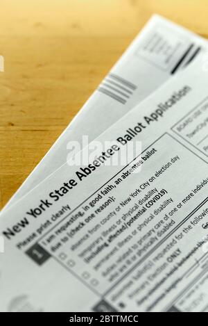 Vista di un modulo di candidatura per gli assenti dello Stato di New York su un tavolo, New York, NY 10031, USA, 27 maggio 2020. Foto Stock