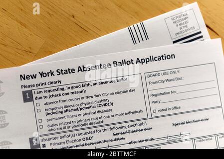 Vista di un modulo di candidatura per gli assenti dello Stato di New York su un tavolo, New York, NY 10031, USA, 27 maggio 2020. Foto Stock