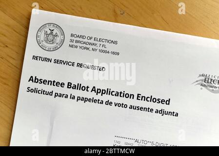 Vista di un modulo di candidatura per gli assenti dello Stato di New York su un tavolo, New York, NY 10031, USA, 27 maggio 2020. Foto Stock