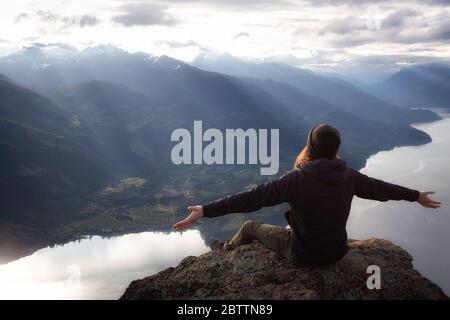 Fantasy Adventure Composite con un uomo in cima a una scogliera di montagna Foto Stock