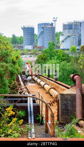 Macchinari disutilizzati presso il sito della ex raffineria BP Llandarcy Oil Refinery, la prima raffineria di petrolio britannica, Neath Port Talbot, Galles meridionale, ora rimediata Foto Stock