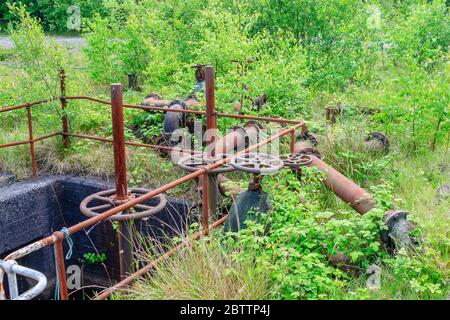 Macchinari disutilizzati presso il sito della ex raffineria BP Llandarcy Oil Refinery, la prima raffineria di petrolio britannica, Neath Port Talbot, Galles meridionale, ora rimediata Foto Stock