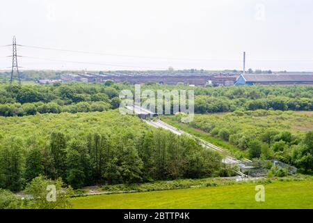 Le tubature decommissionate che portano a Swansea Bay, nel sito dell'ex raffineria BP Llandarcy Oil Refinery, la prima nel Regno Unito, ora bonificata, nel Galles meridionale Foto Stock