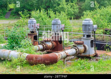 Macchinari disutilizzati presso il sito della ex raffineria BP Llandarcy Oil Refinery, la prima raffineria di petrolio britannica, Neath Port Talbot, Galles meridionale, ora rimediata Foto Stock