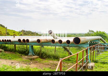 Le tubazioni smantellate nel sito della ex raffineria BP Llandarcy Oil Refinery, la prima raffineria di petrolio del Regno Unito, Neath Port Talbot, Galles meridionale, sono state rimediate Foto Stock