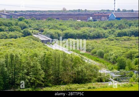 Le tubature decommissionate che portano a Swansea Bay, nel sito dell'ex raffineria BP Llandarcy Oil Refinery, la prima nel Regno Unito, ora bonificata, nel Galles meridionale Foto Stock