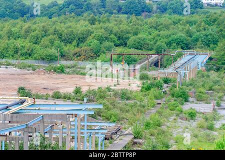 Macchinari disutilizzati presso il sito della ex raffineria BP Llandarcy Oil Refinery, la prima raffineria di petrolio britannica, Neath Port Talbot, Galles meridionale, ora rimediata Foto Stock